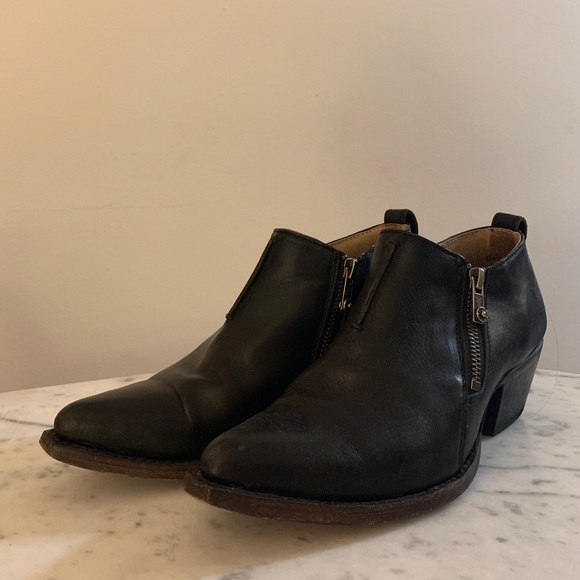 frye sacha zip shootie